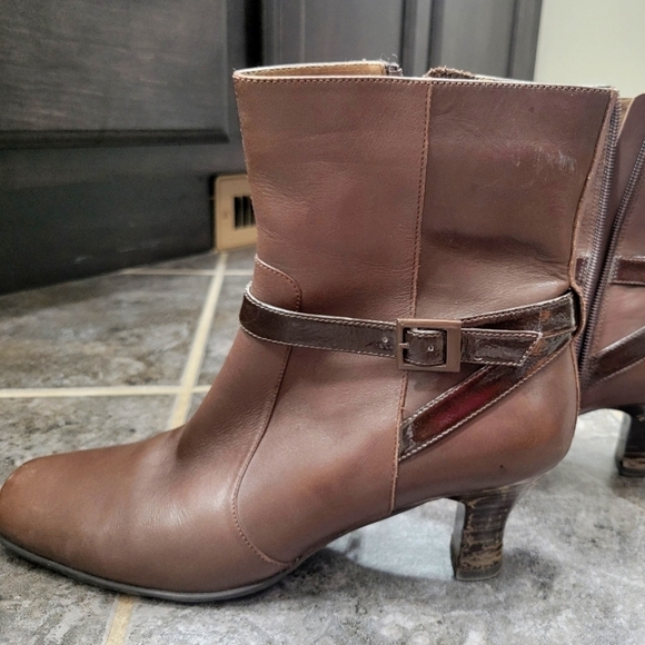 Kenneth Cole Reaction Brown Boots with Heels - Picture 1 of 6